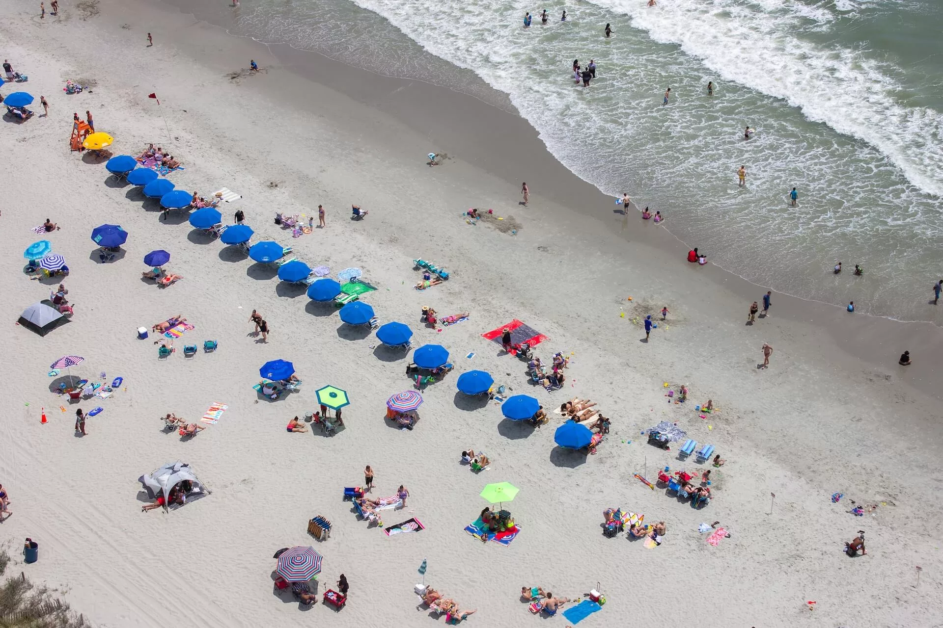 michael-m-tvznsplr710-unsplash (1) crowded myrtle beach with line of blue umbrellas